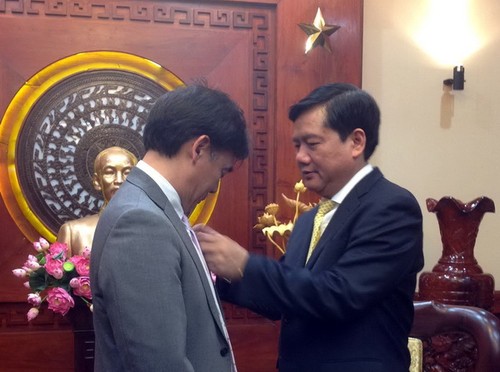 Trao tặng Huy hiệu thành phố Hồ Chí Minh cho trưởng đại diện JICA tại Việt Nam - ảnh 1